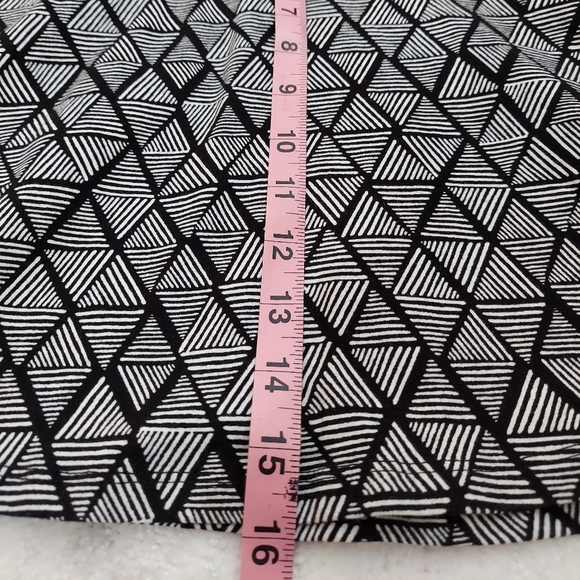 SO from Kohl's geometric design mini skirt.  XS. - Picture 6 of 7